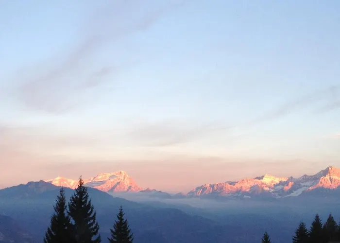 Romantic Chalet-style Flat With Mountain View Apartmán