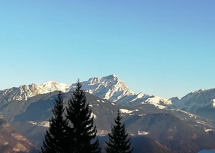 Romantic Chalet-style Flat With Mountain View Apartmán *