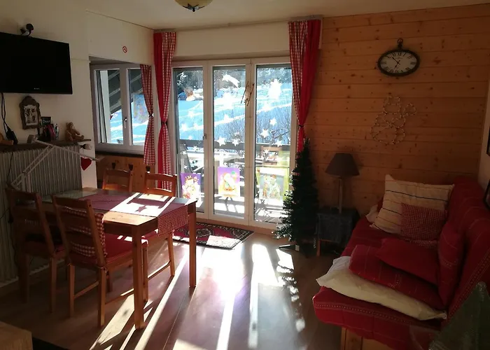 Romantic Chalet-style Flat With Mountain View Apartmán