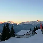 Romantic Chalet-style Flat With Mountain View Apartament